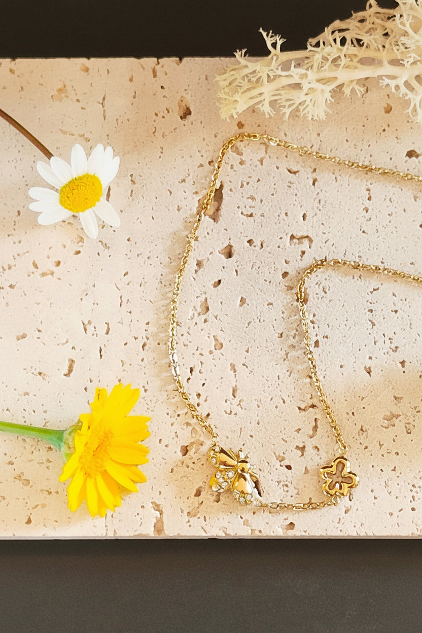 Colar Abelha Rhinestone em Aço com banho de ouro 14k.