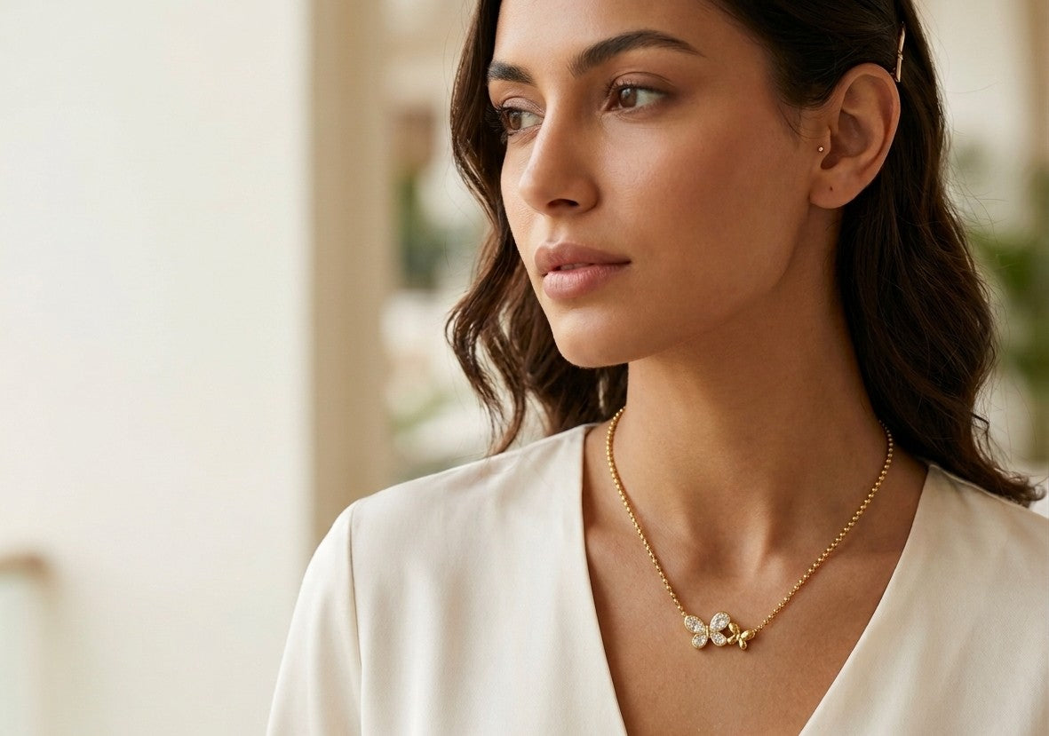 Colar Borboleta em Aço Inoxidável com Zircónias com banho de ouro 14k.