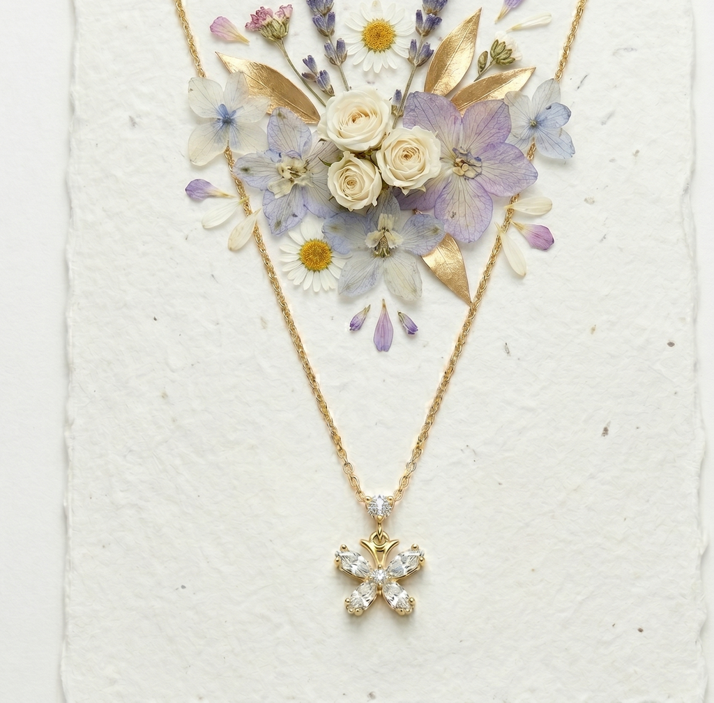 Colar Borboleta Sparkle em Aço com Zircónias y banho de ouro 14k.