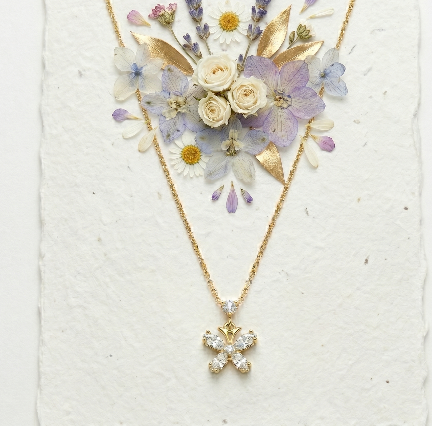Colar Borboleta Sparkle em Aço com Zircónias y banho de ouro 14k.